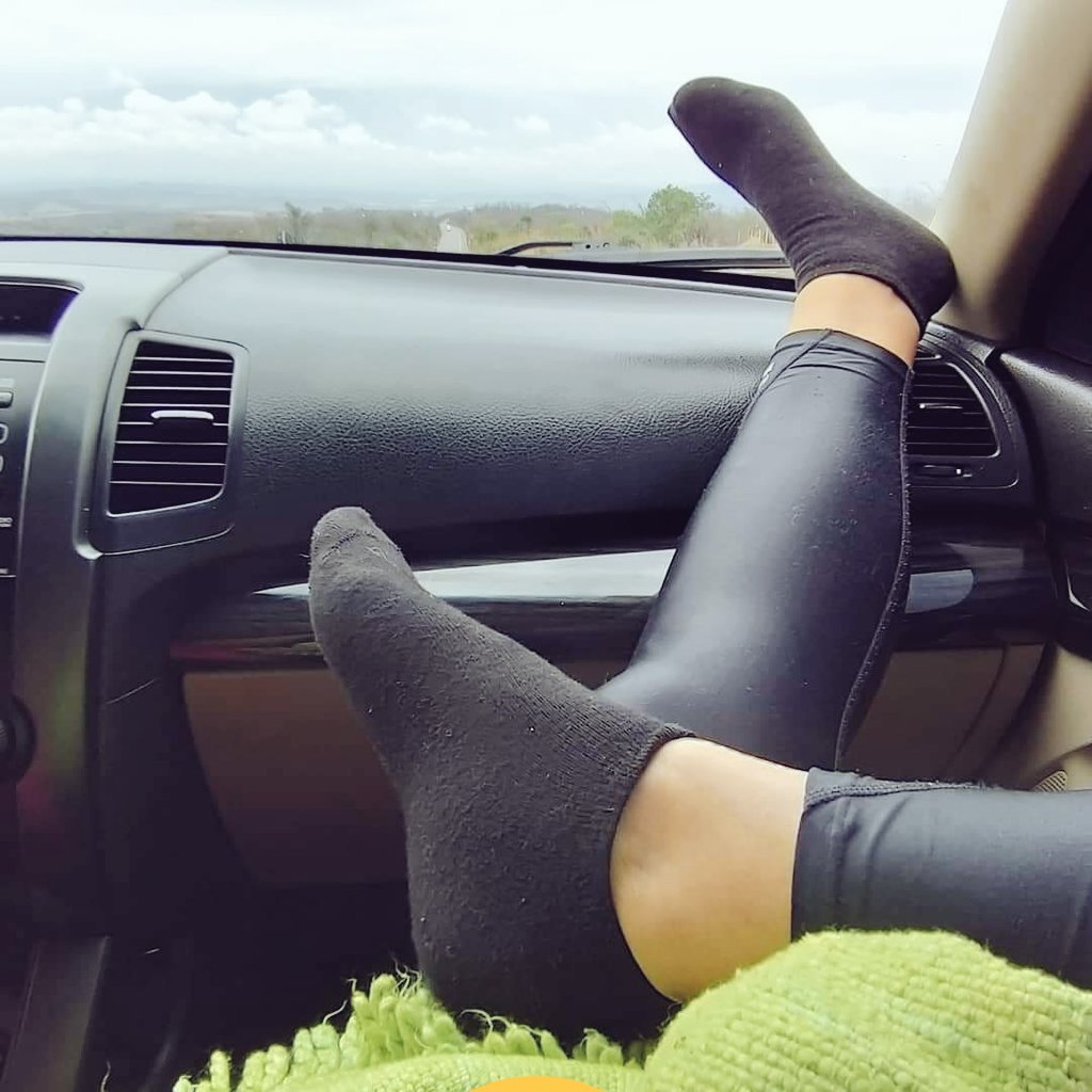 LaMonStruaLy's tweet photo. Tener los pies constantemente en el suelo
sólo sirve para llegar más cansada
a donde quiera que se vaya.
Así que firmes en el cielo!!
Ser feliz... No hay de otra #Shingao https://t.co/khiMgvGATE