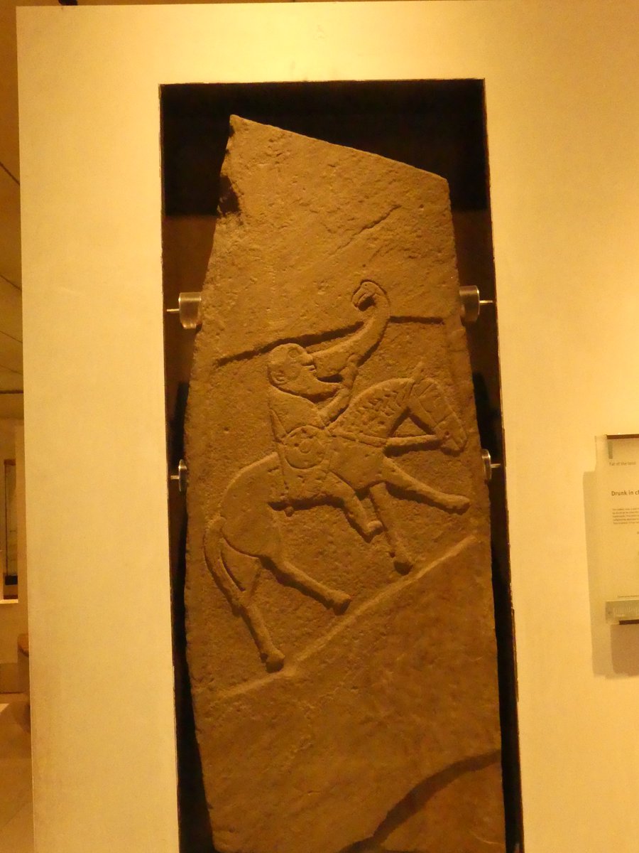 Quelques mauvaises photos de stèles gravées du #HautMoyenAge en Ecosse au musée @NtlMuseumsScot d'Edinburgh. C'est hors du cadre habituel mais je dois vous partager mon enthousiasme 😍🤓 #MoyenAge