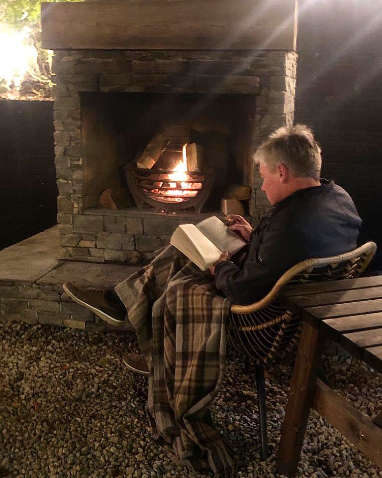 Keeping cosy by the fire 🔥 #logfire #woodburner #beergarden #gullane #eastlothian #thebonniebadger #bonniebadger #bonniebadgergullane #mrandmrssmithhotels #botiquehotel #autumn #autumnnights #eveningbliss #perfectnight #reading #tomkitchin