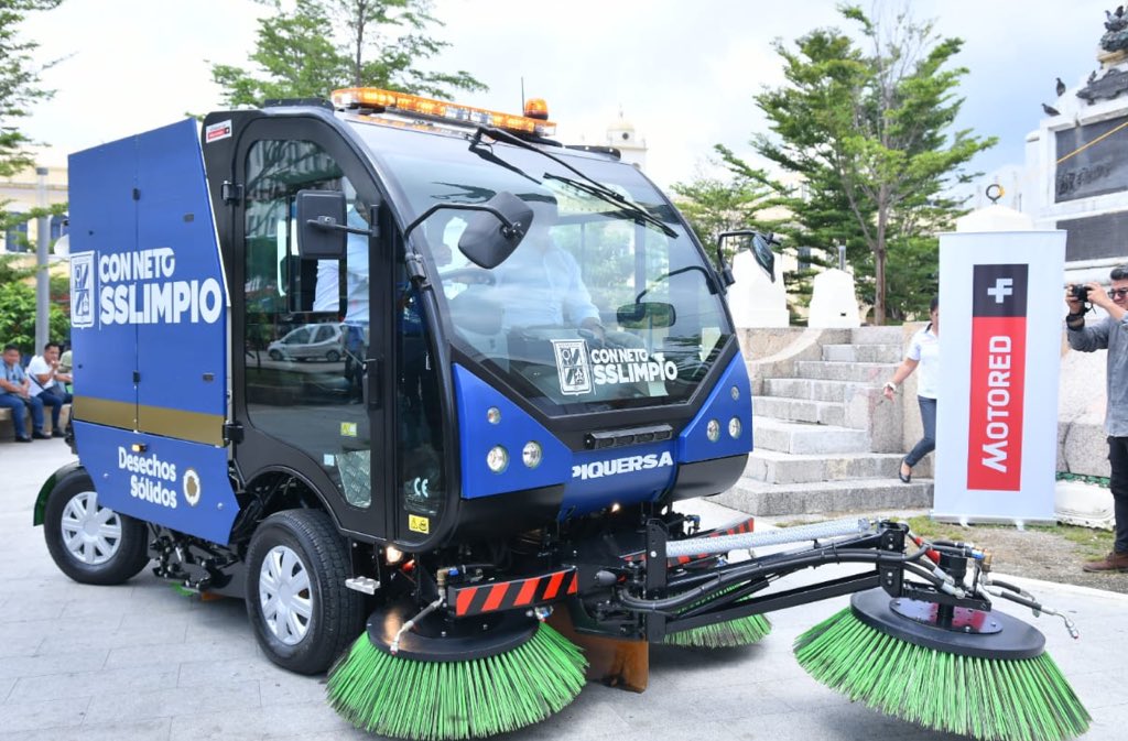 emuyshondt's tweet photo. Hoy presentamos el nuevo equipo de barrido mecánico que será utilizado en en Centro Histórico de San Salvador. Un gran paso hacia la modernización de la Dirección de Desechos Sólidos, para una ciudad más limpia.
#SSLimpio #SSesTuyo https://t.co/GohNfXbywF