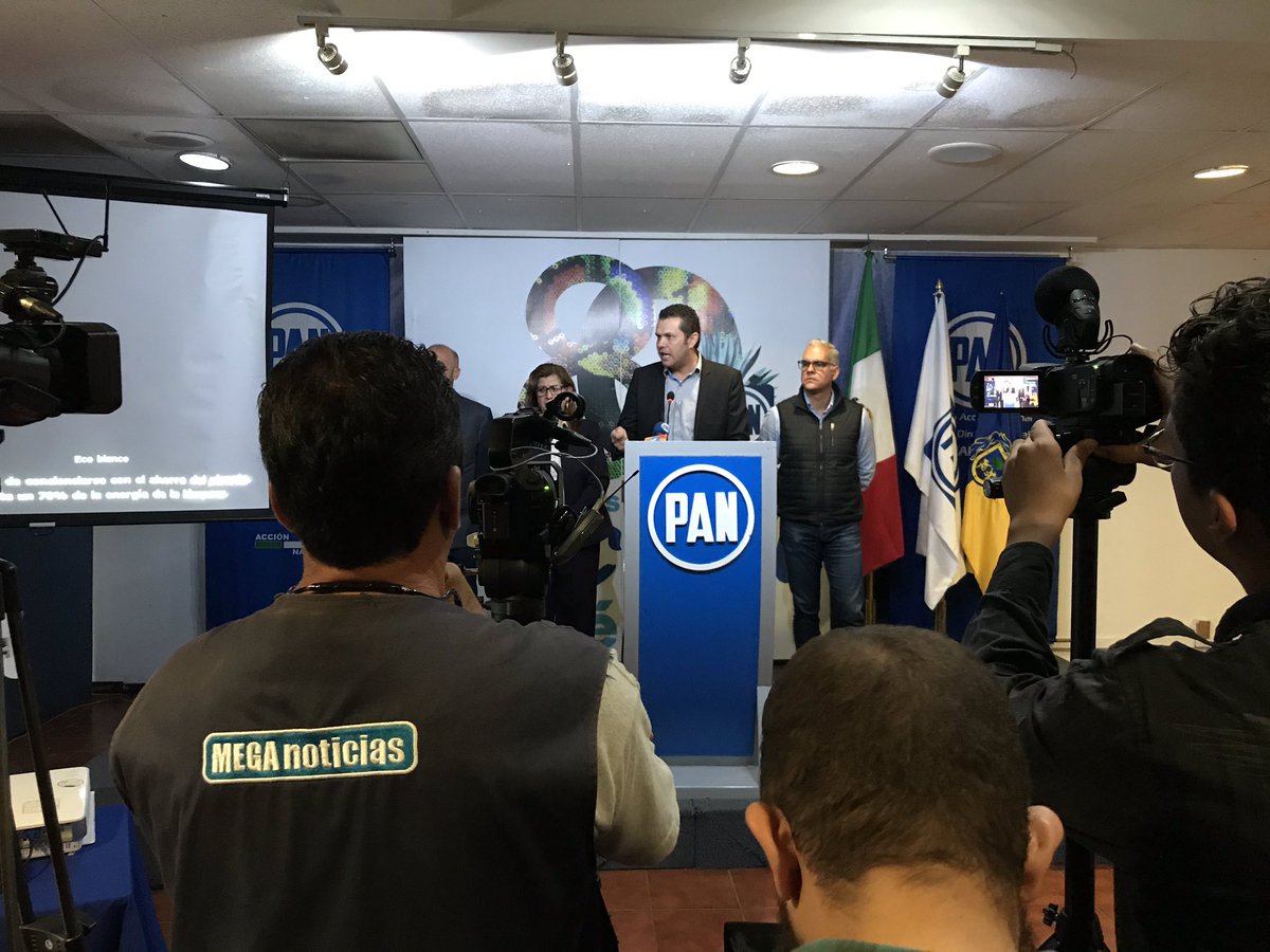 PAN_Jalisco's tweet photo. Con pena y mucha, somos el deshonroso y preocupante primer lugar en casos de Dengue, si, ya dijo Salud que es proporcional, pero los números no mienten. #AlertaYA https://t.co/4vwNGAQU6y