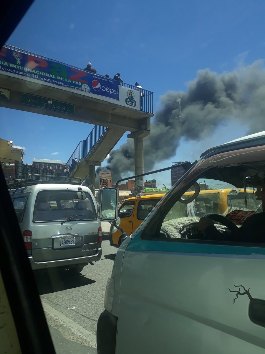 claudiovillca's tweet photo. A esta hora 13:20 me parece que hay un incendio en la aduana de #ElAlto. Este humo sale de ahí, y los bomberos recién están llegando https://t.co/bLVcXCMujn