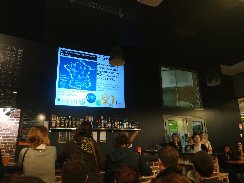 CnrsAlpes's tweet photo. L'apéro-débat sur la #mémoire vue par plusieurs disciplines (#neurosciences, #philosophie, #histoire) à l'occasion des #80ansCNRS commence à #Grenoble au pub Dr D ! https://t.co/pmuOUuRY4E