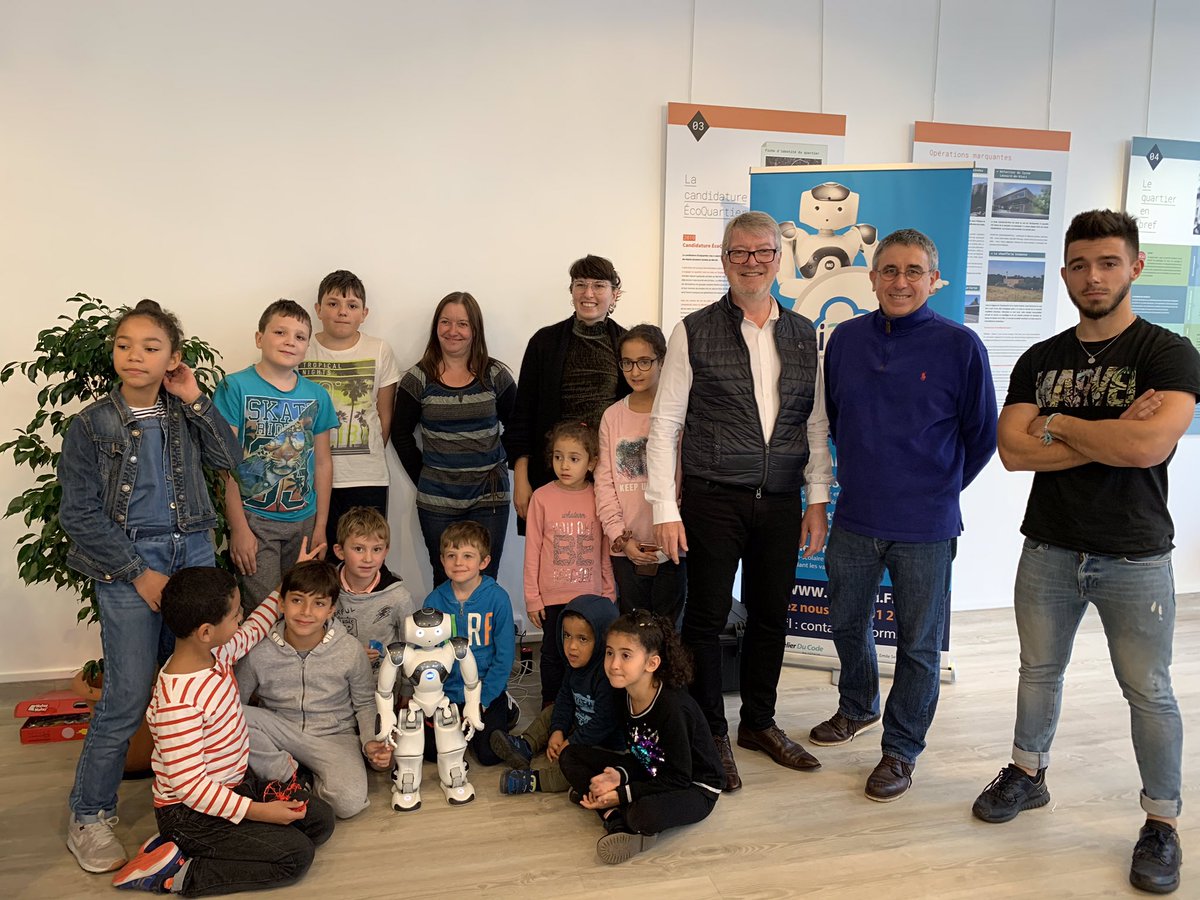 i2form's tweet image. Merci à la ville de Saint-Germain en Laye d’avoir retenu I2FORM pour l&apos;organisation d’ateliers numériques et robotiques destinés aux familles sous l&apos;action des élus et acteurs sociaux. Tous autour de NAO, cela se passe comme cela en fin d’atelier... @SBREurope #I2FORM @CUGPSEO