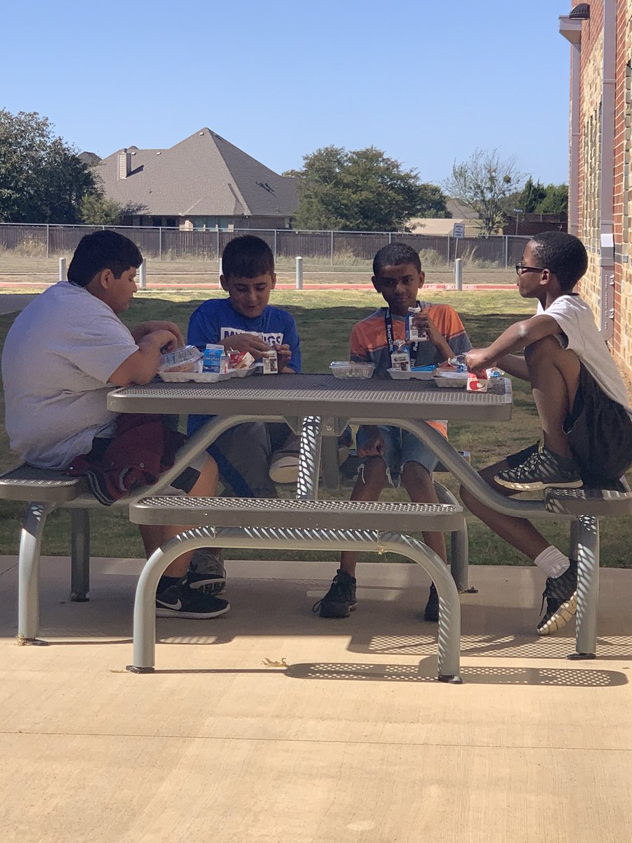 StacyElaine's tweet photo. Picnic lunch earned because of our #FUNRUN #DME5 #MISDProud #weareDME https://t.co/oXwf6HLezP