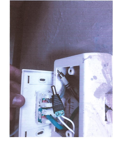WRadioEc's tweet photo. #URGENTE| El Presidente de la #ASOEPE denunció la existencia de unos supuestos micrófonos encontrados en oficinas del parque automotor de la Empresa @ETAPAOficial. Estos aparatos o conexiones supuestamente fueron encontrados por casualidad tras realizar una instalación eléctrica https://t.co/fUOeUorVwy
