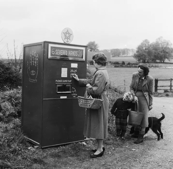 Occult vending machine for rural witches, 1960s...
#HalloweenHistory