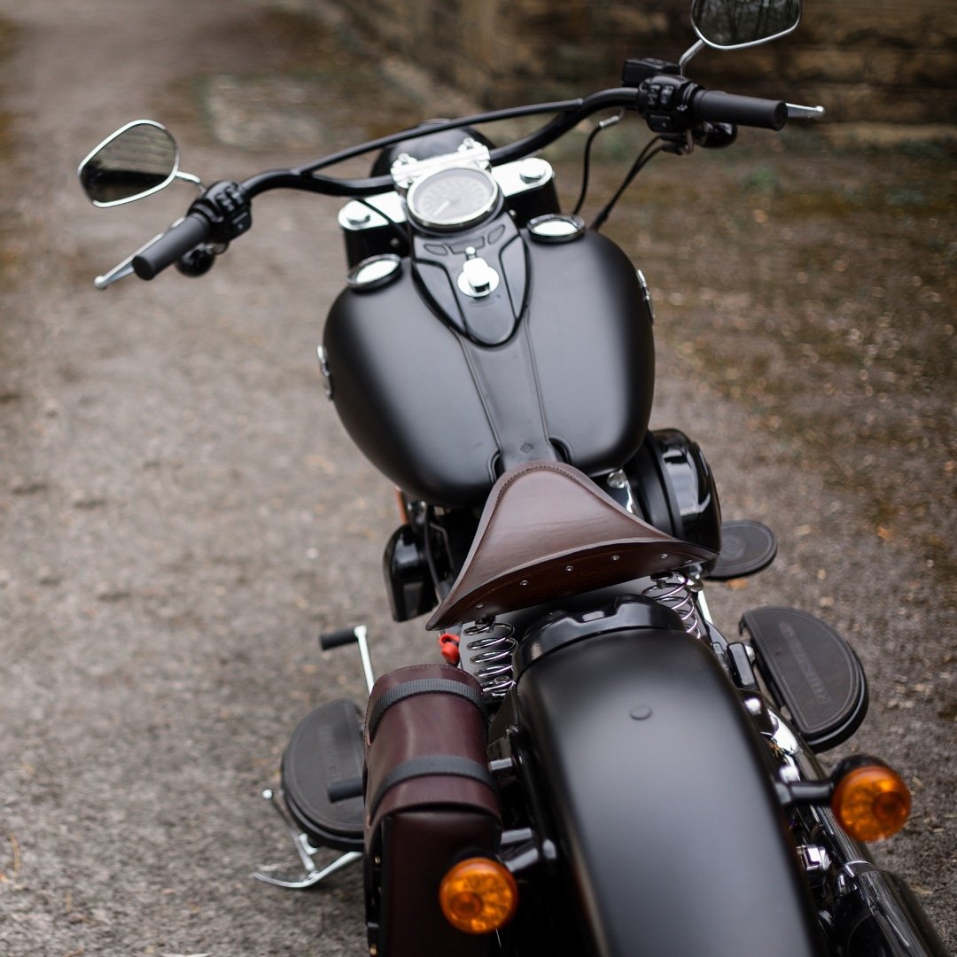 Handmade lone rider seat kit along with our universal Nomad pannier in matching dark brown leather.
#softail #softailslim