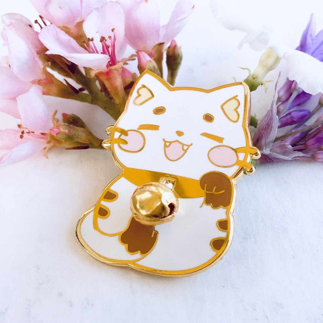 I made maneki neko Pins! A real jingle bell dangles from his collar ?✨
You can adopt him here: https://t.co/X17dweOQ6Z

⭐️ G I V E A W A Y ⭐️
- RT + like for a chance to win one
- ends next Friday (Nov 1)
- follow not required, but appreciated if you like my art ? 