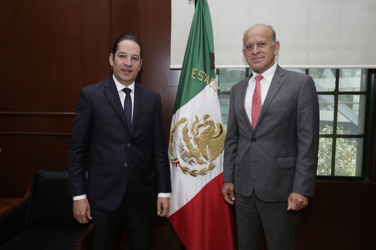 PanchDominguez's tweet photo. Junto al titular de @SSalud_Qro, sostuve una reunión con el comisionado del Seguro Popular, @Juanferrer62, quien ratificó su voluntad de trabajo en favor de las y los queretanos, muy pronto daremos buenas noticias para nuestro estado. #QroOrgulloDeMx https://t.co/NixLjfNrby
