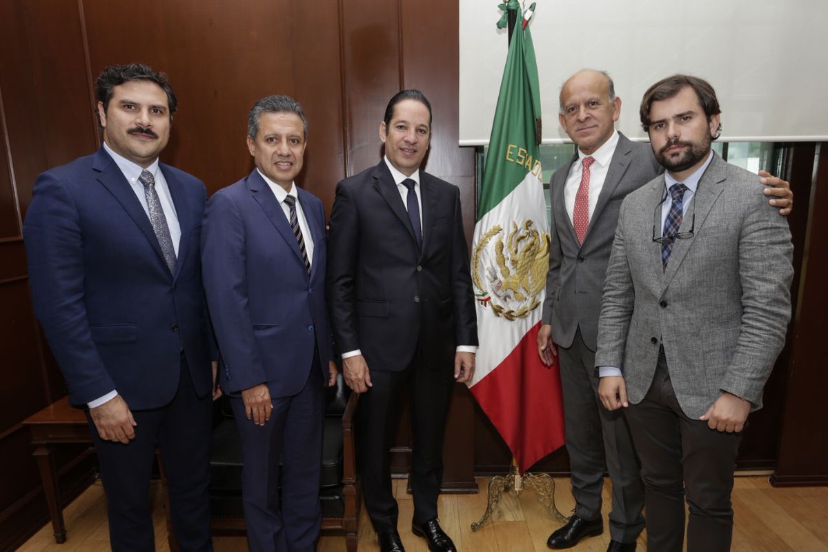 PanchDominguez's tweet photo. Junto al titular de @SSalud_Qro, sostuve una reunión con el comisionado del Seguro Popular, @Juanferrer62, quien ratificó su voluntad de trabajo en favor de las y los queretanos, muy pronto daremos buenas noticias para nuestro estado. #QroOrgulloDeMx https://t.co/NixLjfNrby