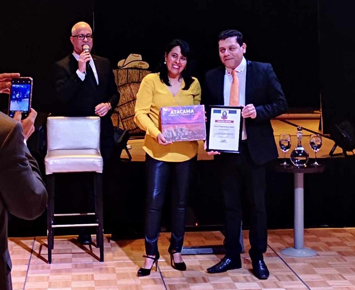 supervisoresca4's tweet photo. Pese a todos los problemas que vive nuestro país, queremos compartirles un reconocimiento que realizamos a un gran periodista, el editor del diario Chañarcillo el Sr. Héctor Naveas, por su liderazgo, compromiso social y apoyo a la labor sindical. #fesumin #diariochañarcillo https://t.co/41RIAbgJLo