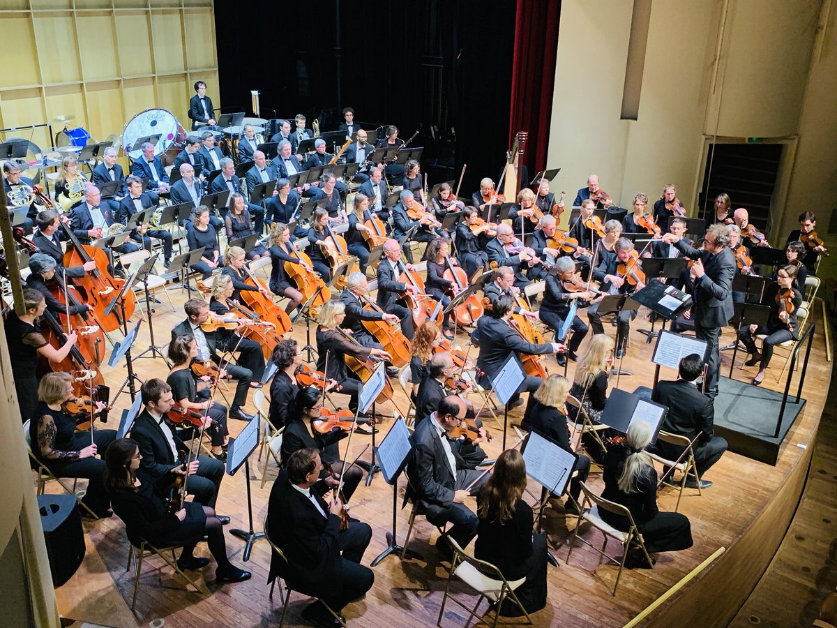 KARLOLIVE's tweet image. Superbe concert de @MedSymphonique au Théâtre de #Poissy pour une soirée au profit de la fondation La Cause, qui accompagne les personnes atteintes d’handicap visuel et s’engage pour l’aide à l’enfance ! 
Bravo à tous les musiciens pour ce moment de partage et de passion ! #OSMF