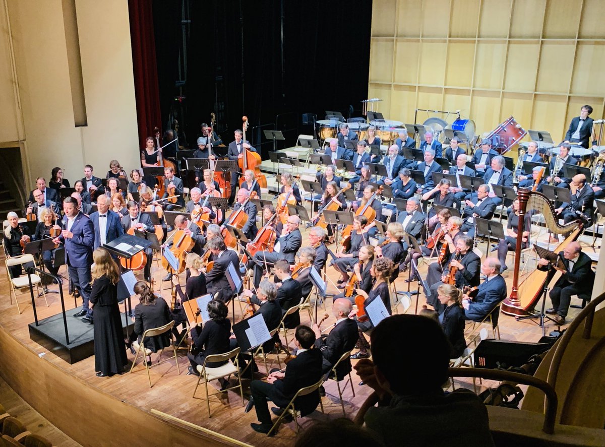 KARLOLIVE's tweet image. Superbe concert de @MedSymphonique au Théâtre de #Poissy pour une soirée au profit de la fondation La Cause, qui accompagne les personnes atteintes d’handicap visuel et s’engage pour l’aide à l’enfance ! 
Bravo à tous les musiciens pour ce moment de partage et de passion ! #OSMF