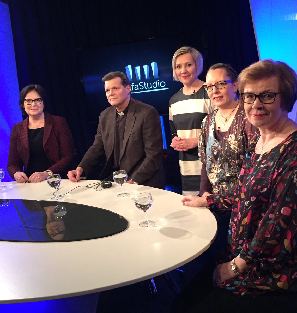 #saattohoitopakkaus Mistä kuolemassa on kyse? - keskustelivat yhdessä lapsen menettänyt äiti, pastori, vapaaehtoisten kouluttaja ja lääkäri AlfaTV Alfastudiossa. Netissä jo katsottava, TV:sta huomenna klo.19.