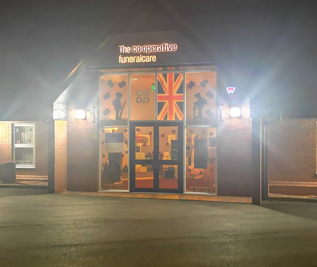 JulieGuest18's tweet photo. Darlington Co Op remembrance window. Looks amazing as you drive past! #lestweforget @CoopFuneralcare @srobe22 @EddyMiller15 https://t.co/ovwpFUI7IE