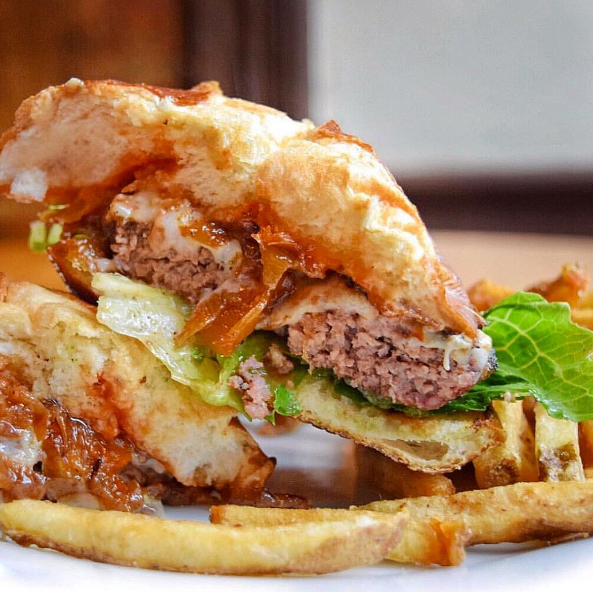 GlunzTavern's tweet photo. Is there anything better than a finger licking cheeseburger? @GlunzTavern  cheeseburger every Wednesday is only $6!

#glunz #glunztavern #cheese #cheeseburger #chicagofoodie #eatdrinkdochi #chicagoeats #312food #eaterchicago #redeyechicago https://t.co/qhtWyxU403