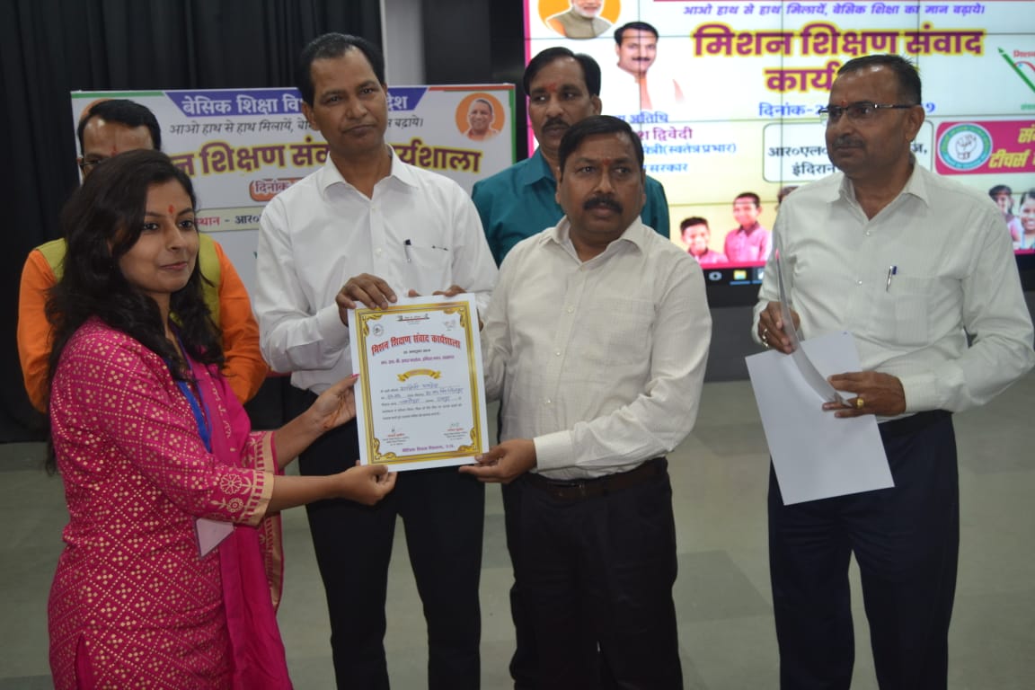 shalsun8's tweet photo. One more blessed day for me 😊felt honoured to be a part of state level  workshop in Lucknow .
@BasicShikshaUP 
@EducationMirror 
@shikshansamvad 
@nayiudaan123 https://t.co/9jtKp1beEo
