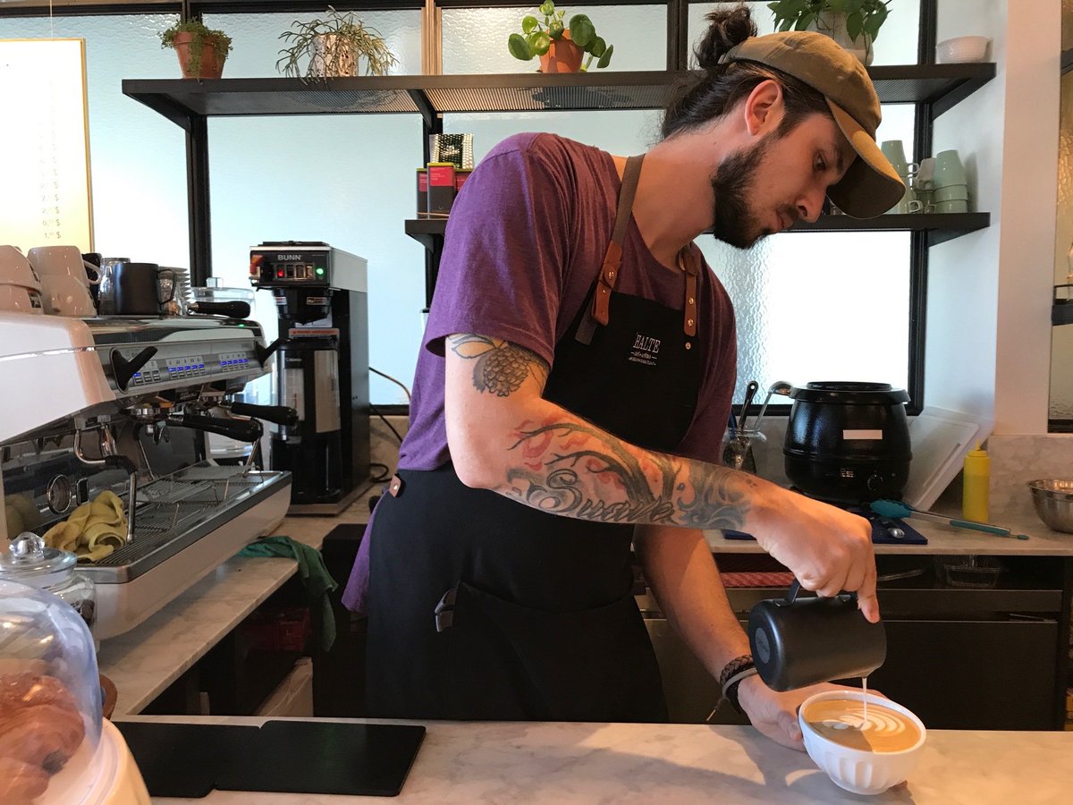 Guillaume Sauvé est depuis quelques temps le nouveau barista de la Halte I Café + Apéro , soit l'espace café situé à l'entrée de la Halte 24-7 Coworking de Longueuil.
Guillaume vous épatera avec son parcours, ses idées, ses magnifiques latte art!

halte24-7.com/nouvelles/un-n…