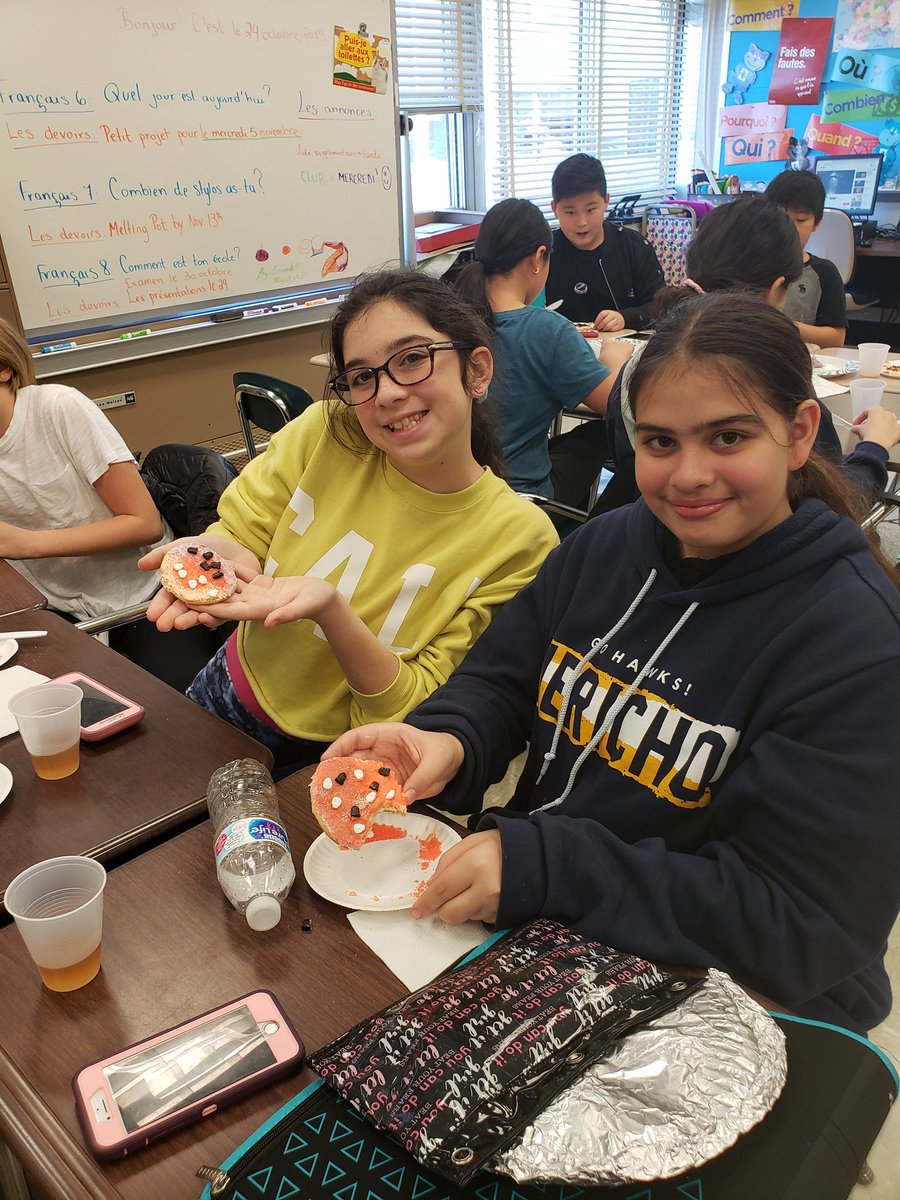MlleKaminsky's tweet photo. Fêtez bien!! To celebrate l'Halloween the French club decorated some spooky cookies! Si effrayant! @JerichoMS https://t.co/y96BzW2yEr