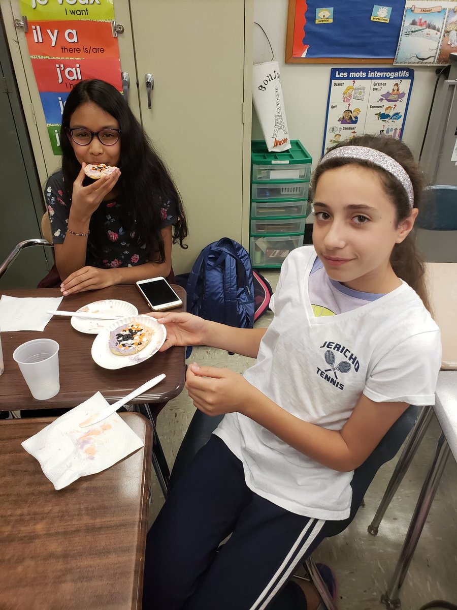 MlleKaminsky's tweet photo. Fêtez bien!! To celebrate l'Halloween the French club decorated some spooky cookies! Si effrayant! @JerichoMS https://t.co/y96BzW2yEr