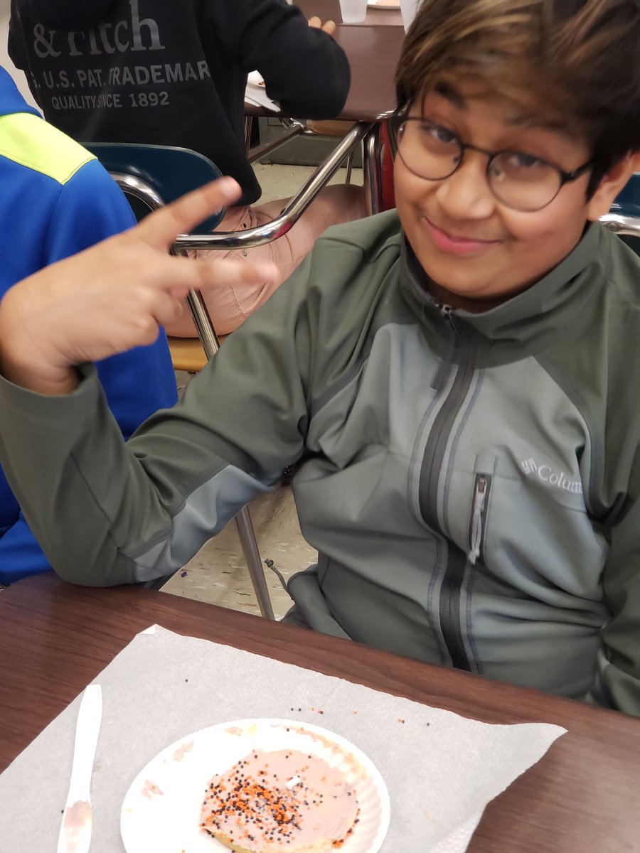 MlleKaminsky's tweet photo. Fêtez bien!! To celebrate l'Halloween the French club decorated some spooky cookies! Si effrayant! @JerichoMS https://t.co/y96BzW2yEr