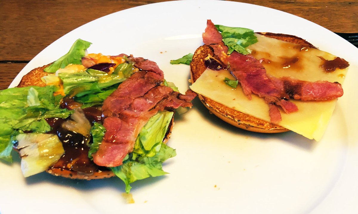 cucumbertime's tweet image. Mijn man had de zwaarste dag van iedereen. Hij kwam verheerlijkt thuis met een Crispy Chicken, opende het doosje en zie hier, geen Chicken.. Die beteutering was niet te betalen! Dank voor het lachen @McDonaldsLeiden