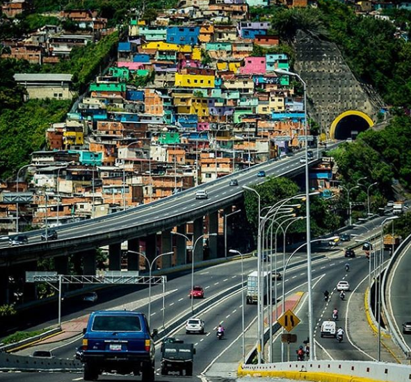 VistaMundo_gv's tweet image. - Ranchos, las secciones #coloridas, orgánicas, #pobres de la ciudad de #Caracas. Típico en #South #Amerika. De alguna manera hermosa y fascinante, pero peligrosa a la vez. fotografía de @MarekArcimowicz