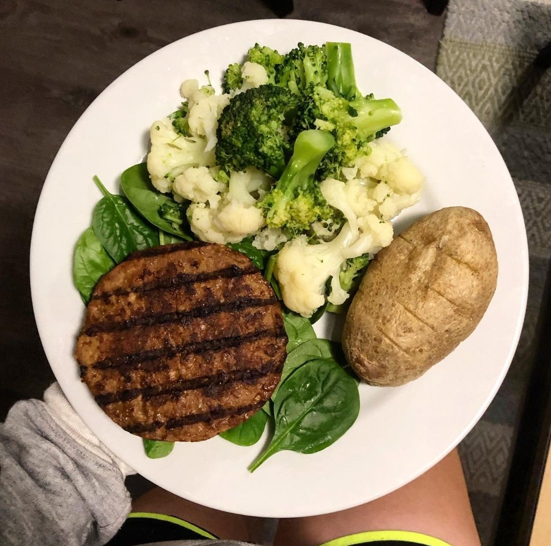 alphafoods's tweet photo. Dinner goals! This healthy meal is topped off with our #AlphaBurger, which is packed with 21 grams of #plantprotein 💪, fiber, vitamins & minerals, and ALL the essential amino acids our bodies need. 🌱
📸IG @harvestinghaley #PlantPowered https://t.co/aKQzhEHNdW