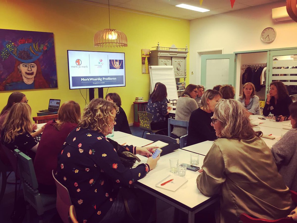 IngeborgDijkstr's tweet photo. De bijeenkomst ' MerkWaardig profileren op LinkedIn' van de Ondernemende Vrouwen Maastricht is begonnen. Herma Westenberg legt het allemaal heel helder en duidelijk uit. Erg interessant! 
#ondernemendevrouwen #maastricht #linkedin #zakenvrouwen #socialemedia @OVM043 https://t.co/ryhf3ZEupi