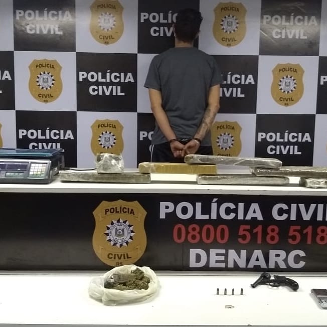 PCRS/DENARC, na tarde desta segunda-feira (21/10), realizou ação no Bairro Santa Cruz, em  Gravataí. Foram apreendidos de 6 kg de maconha,  três balanças de precisão, um revólver calibre .32, municiado,  material para embalar as drogas e anotações que apontam o tráfico de drogas.