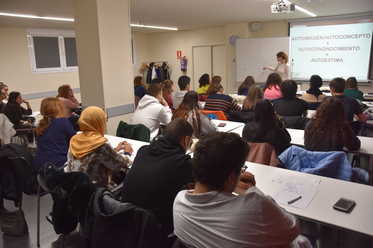 ForoSolidario's tweet photo. Continuamos con los talleres para jóvenes y adolescentes de #autoconomiento y #autoestima @iesEFlorez  con @Mar_idea  https://t.co/19THflFASU #Burgos #Educa @Valores https://t.co/WhKXvOPLnc