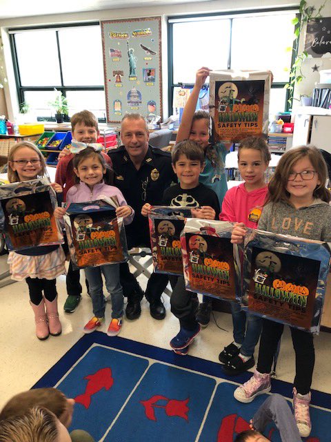 Sgt. Steve Manning gave a Halloween 🎃 safety talk to first graders at the Tyngsborough Elementary School, today.

All the students received reflective Halloween 👻 bags with safety tips printed on the bag.