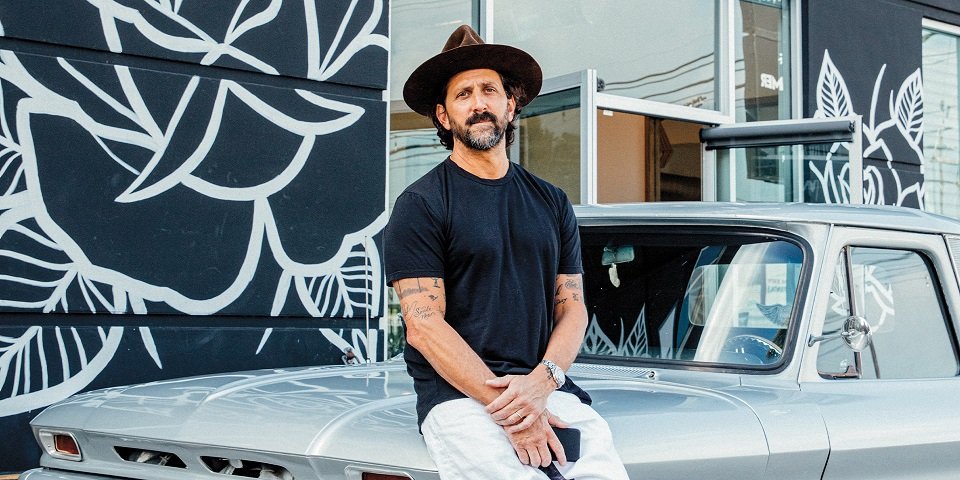 When hairstylist Jason Schneidman aka <a href="/TheMensGroomer/">Jason Schneidman</a> isn't riding waves, he's making waves, and often at his newly opened #TheMensGroomer salon on Lincoln Boulevard in Venice, CA. magazinec.com/style/hairstyl…