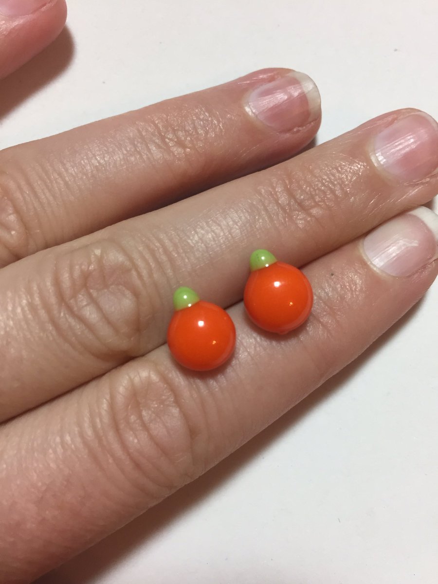 corettadeesign's tweet photo. Loving how these tiny orange earrings turned out. They can be pumpkins or oranges with a leaf. #orange #halloween #pumpkin #earrings #fusedglass https://t.co/X6P8YSqlyU