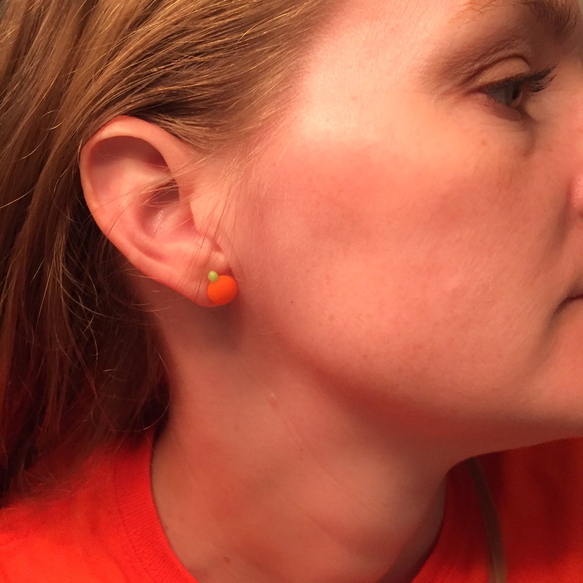 corettadeesign's tweet photo. Loving how these tiny orange earrings turned out. They can be pumpkins or oranges with a leaf. #orange #halloween #pumpkin #earrings #fusedglass https://t.co/X6P8YSqlyU