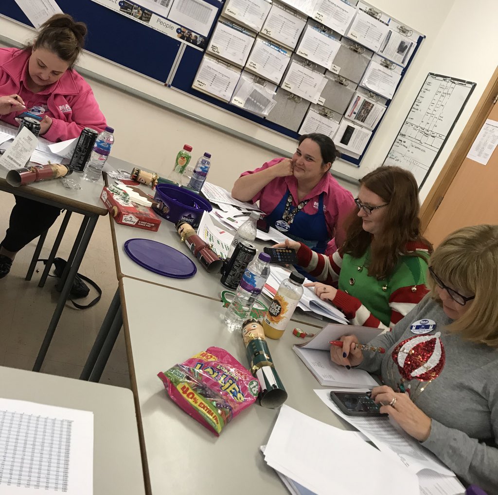 rentonj7's tweet image. Fab xmas meeting down the pointy end! #cornwall great to catch up and get ready for December!! Lovely to meet newbie Lee too who is doing fab!! #max #photo #funatwork #ready #beardedladies lovely to catch up with mobile Dee too ❤️ #exciting #readytogo great workshops too 👍🏻