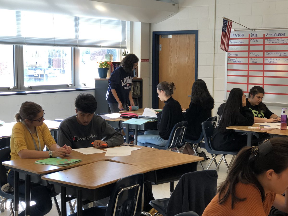 WoodsonWC's tweet photo. Full house of learners after school today! #aciencefair #worldciv #tutors https://t.co/y82YsHmfLz