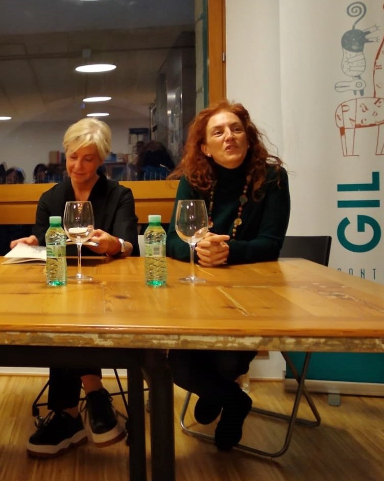 KalandrakaEdit's tweet photo. A salvo del aguacero en @libreriagil #Santander, arropados con las #palabras de #GustavoMartinGarzo y @MOgserna presentando #LaPrincesaManca en compañía de los directores de @KalandrakaEdit, Manuela Rodríguez y Xosé Ballesteros
#literatura #ilustracion 
📖 https://t.co/7i4jYku1Nf https://t.co/RXIwRZ7q2b