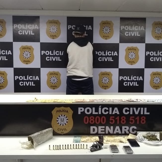 PCRS/DENARC, segunda-feira (21/10), realizou ação no B. Parque da Matriz,Cachoeirinha.
Apreendidos 900 gramas de maconha,balanças de precisão, revólver calibre .38, raspado, 15 cartuchos e material para embalar as drogas, anotações que apontam o tráfico de drogas e R$ 2.048,00.