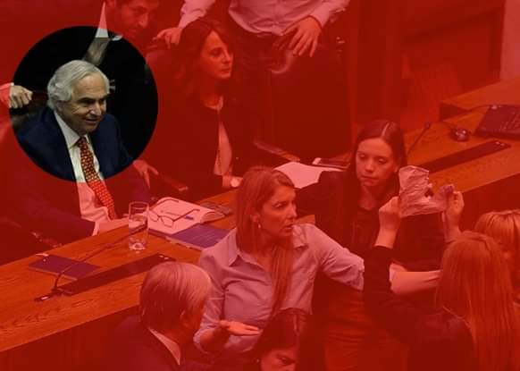 SebaUr77's tweet image. ¡La sonrisa del DIABLO! Así responde #Chadwick al papel con información sobre detenidos, muertos y lesionados en lo que va de esta gran lucha que estamos dando la mayoría de los chilenos. #RenunciaPiñera #politicosasiesinos