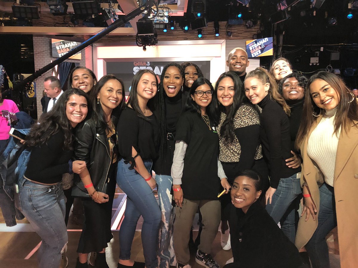 SPU_COMM's tweet photo. Saint Peter’s communication students had a field day in the  @strahansarakeke live studio audience at Good Morning America Studios! 
•
•
🦚 
#goodmorningamerica #strahansarakeke #peacocks #saintpetersuniversity https://t.co/gxsbdYqXYN