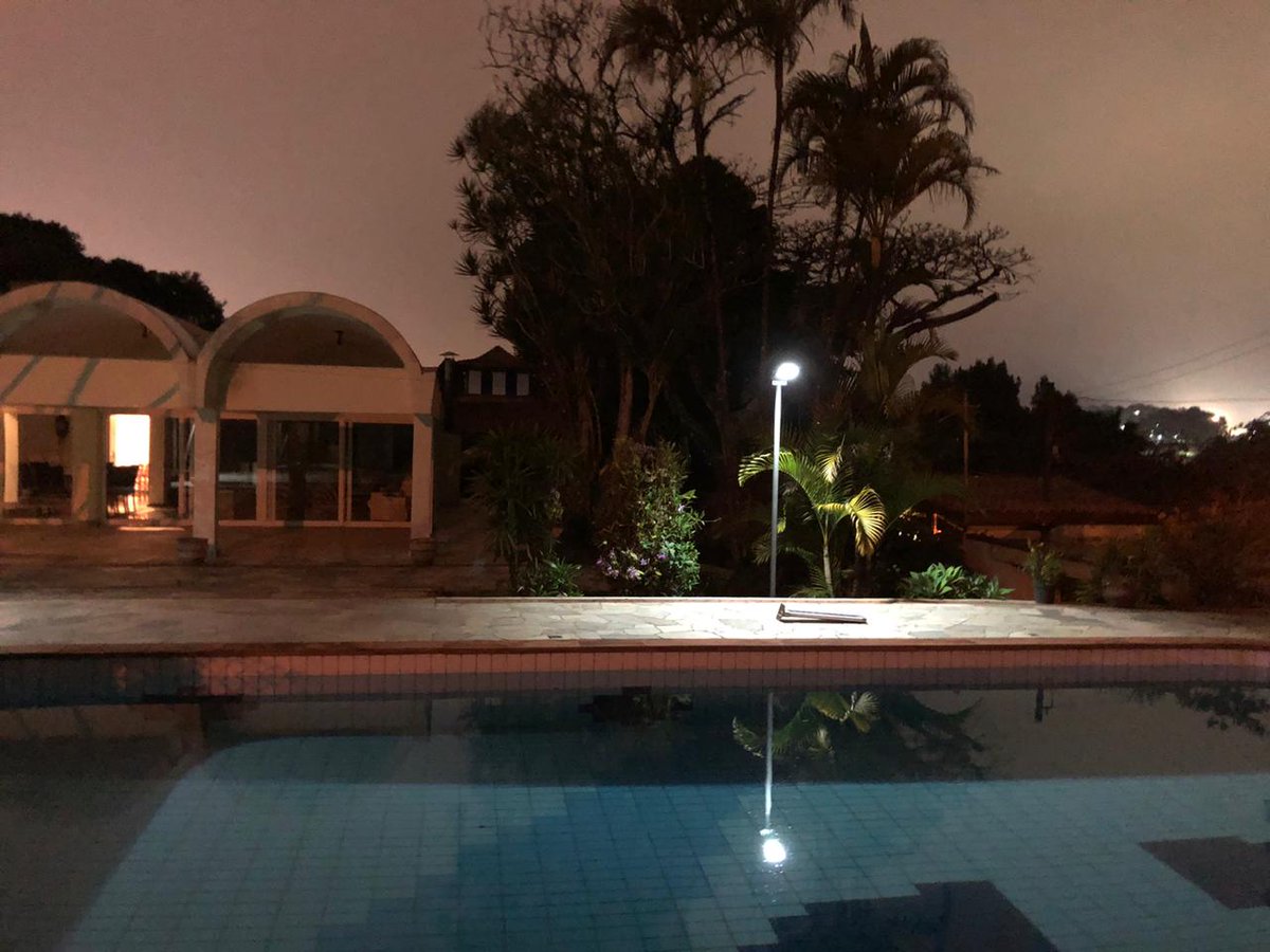 fotovoltenergia's tweet photo. A piscina do nosso cliente ficou muito mais bonita iluminada pela Luminárias Solares da Fotovolt! ☀💡🌙 Projeto com 2 Luminárias Solares Integradas 10 W em postes de 2 m. #luminariasolar #postesolar #energiasolar #energiafotovoltaica #painelsolar #led #ledsolarlight #inteligente https://t.co/77qAzax5bP