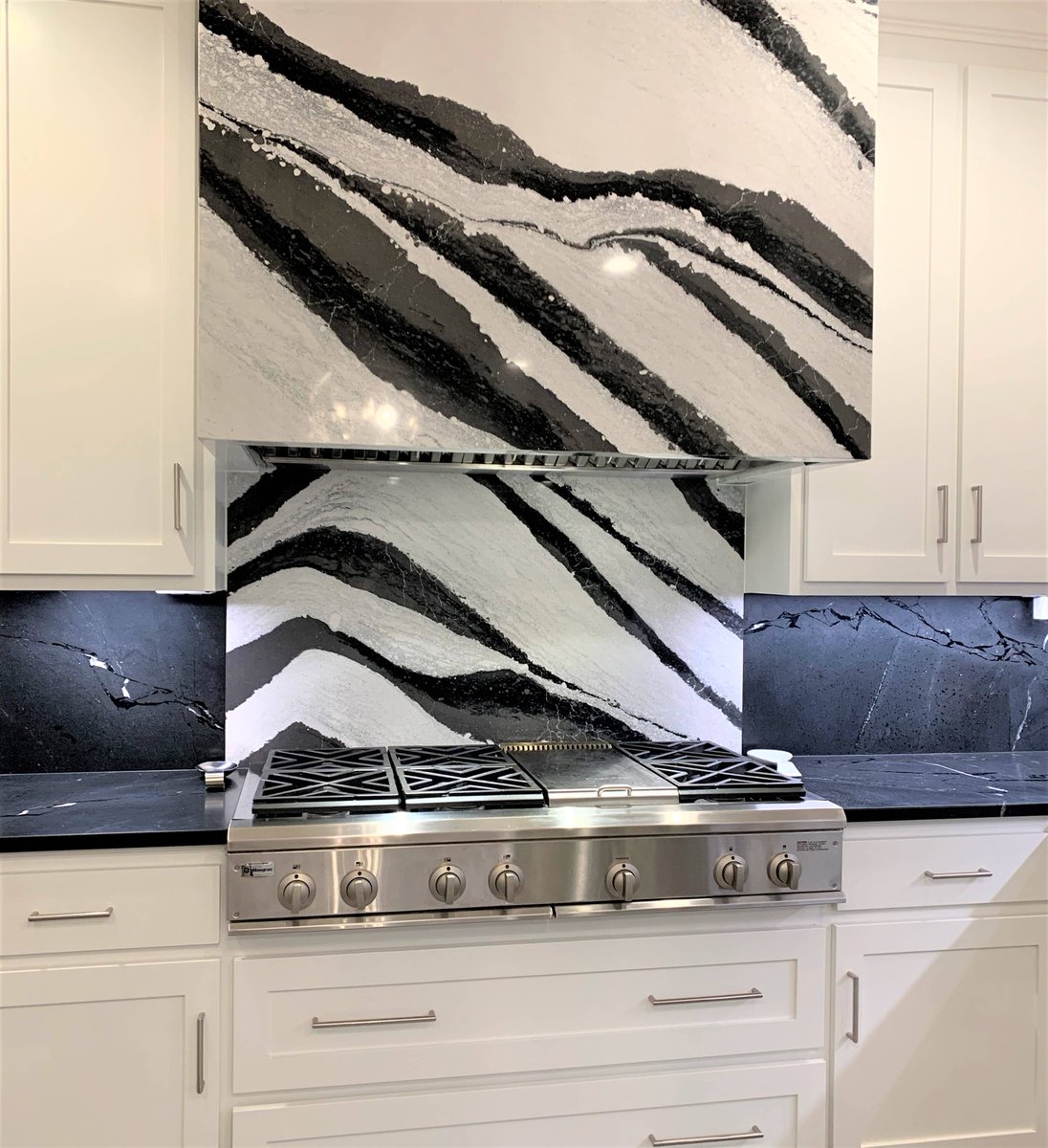 StoneInteriors's tweet photo. How do you feel about the #blackandwhite trend? #interiordesign #mycambria @CambriaSurfaces https://t.co/xefmZCr9SY