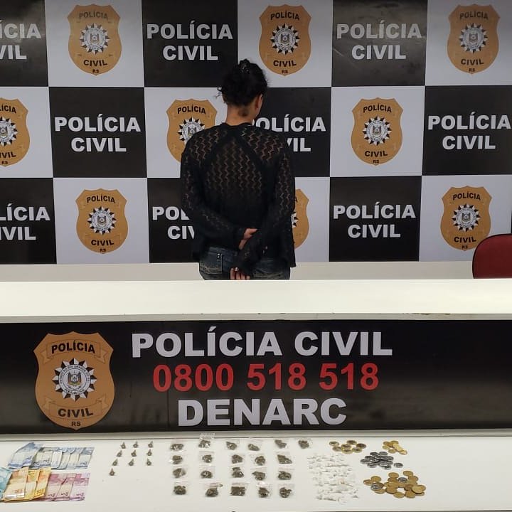 *POLÍCIA CIVIL/DENARC, na noite desta terça-feira(22/10), no B. Nova Amaericana,em Alvorada, uma mulher por Tráfico de Drogas.
Durante as diligências, uma mulher em atitude suspeita foi abordada. Com ela,foram localizados porções de maconha, cocaína e crack, prontas para a venda.