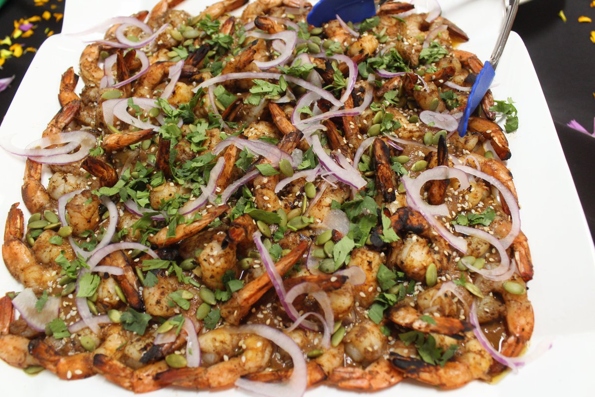 Foodfaye's tweet photo. To be healthy, eat vegetarian + seafood say authors @abbiecornish and @thefeelgoodkitchen
of #pescan: A #feelgoodcookbook.
Here are 2 dishes they presented #InMelissasKitchen @melissasproduce : Shrimp with Mole Sauce & The Happy Hippy Quinoa Salad with radicchio & kale sprouts. https://t.co/nIR50LrJrB