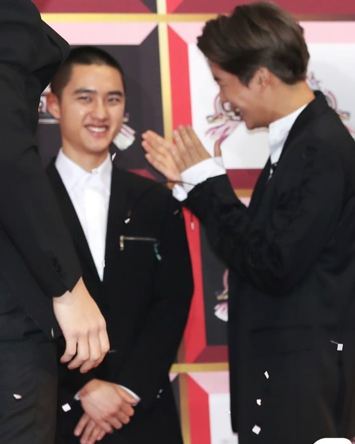 ItsNutella_Girl's tweet photo. @rozela1998 @weareoneEXO @layzhang @B_hundred_Hyun کایسوووو *-*
دلم تنگ شد 😭😭💔
کنسرت بدون شیوسوشینگ💔😭😭

#EXOLPromiseDO #EXOLPromiseKai 
#EXO @weareoneEXO 
@layzhang @B_hundred_Hyun https://t.co/caa7JsybND