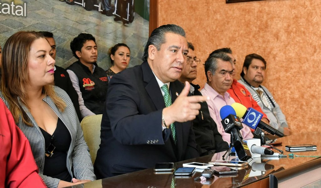 Enrique31315960's tweet photo. Nuestro Máximo Líder Nacional Don @CarlosAceves_ 🇲🇽 @CTM_MX 🇲🇽 Cuenta Con el Respaldo de los Cetemista de #Puebla y de Todo el Movimiento Organizado del País. Afirma Nuestro Líder Estatal @leobardosoto y Comité Ejecutivo Estatal de @CTMPuebla #SoyCTM https://t.co/d6arSNd0PV https://t.co/iJxzvnR9oy