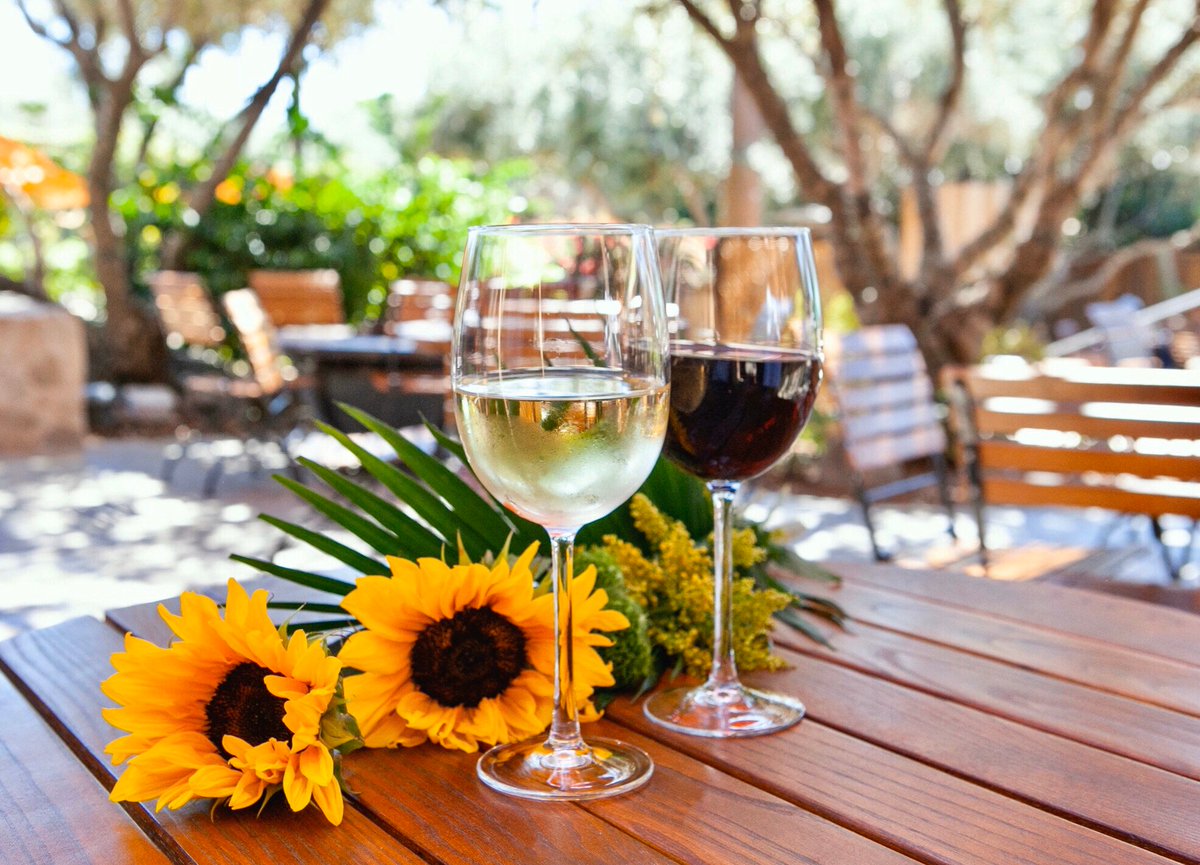 TheStonehaus's tweet photo. Cheers to making it halfway through the week! 🥂 You deserve a glass (or two). #thestonehaus https://t.co/SS48JxQa4O
