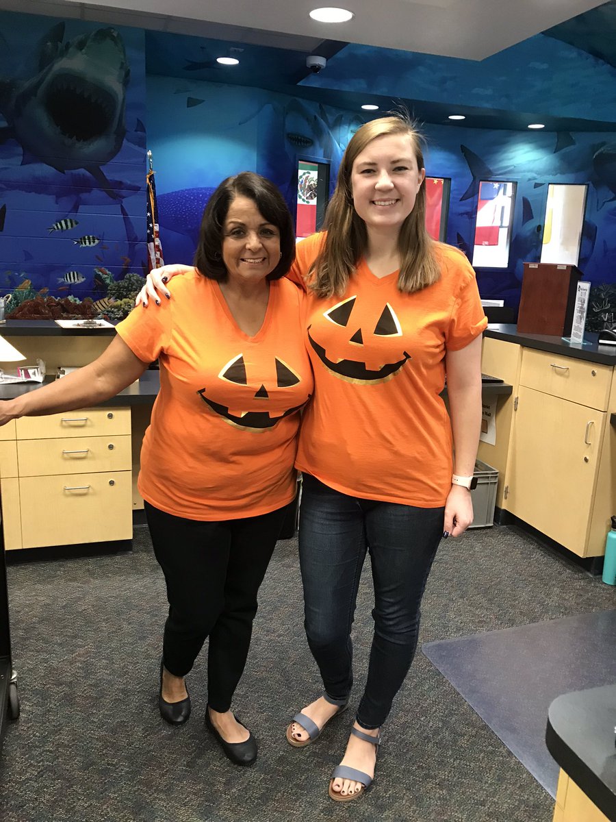 When you accidentally twin on Anti-Bullying Day ☺️ #CNUSDisKind #shsallin #todayatshs <a href="/SantiagoSharks/">Santiago High School</a>